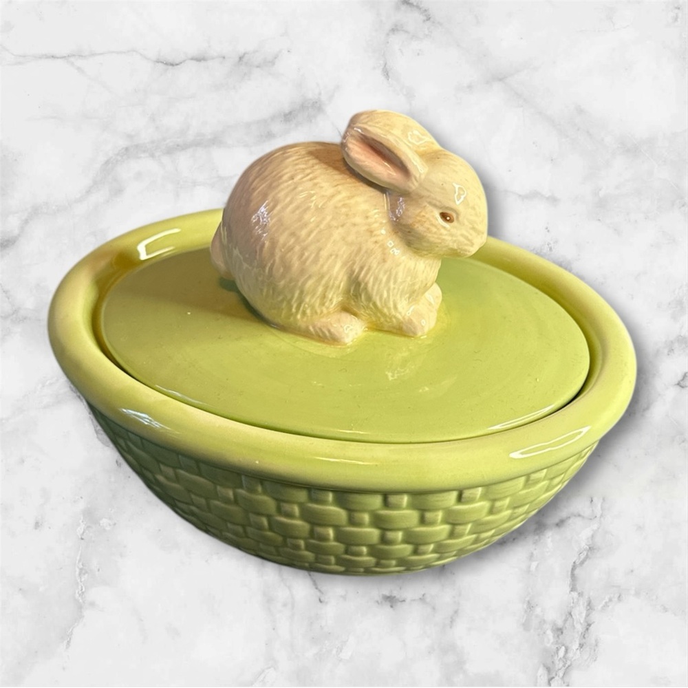 Hallmark green ceramic basket dish with lid ceramic bunny on top